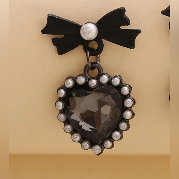 Pearl Themed Black Bow Heart Drop Earrings - Picture 3 of 4